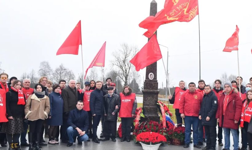 Калужские комсомольцы приняли участие в возложении цветов к месту казни Зои Космодемьянской и посетили музей ее памяти.