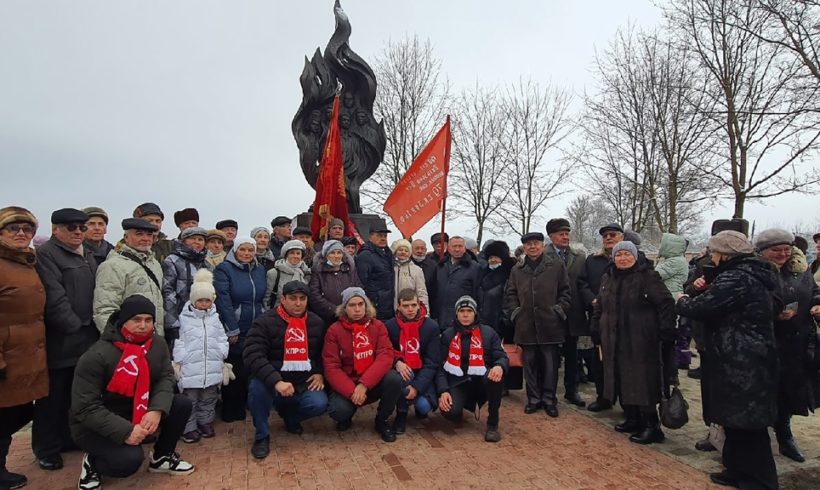 В Людиново торжественно открыли памятник комсомольцам-подпольщикам.