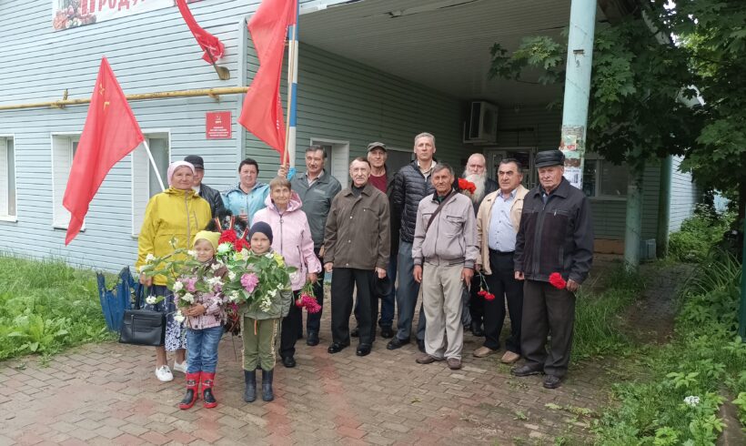 Коммунисты Мещовского района почтили память советских воинов.
