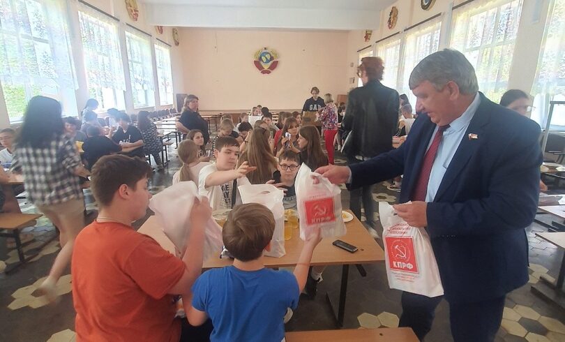 Депутаты от КПРФ посетили детский лагерь