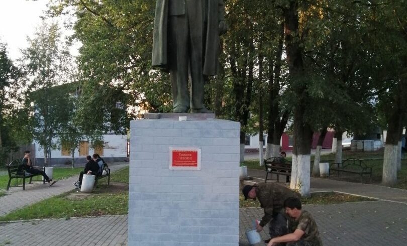 Комсомольцы Боровска занялись восстановлением памятника Ленину
