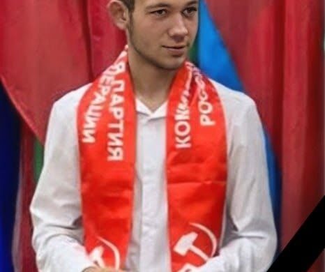 В Калужской области простились с комсомольцем погибшим в зоне СВО. В Калужской области простились с комсомольцем погибшим в зоне СВО.