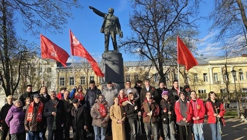 В Калуге состоялось возложение цветов к памятнику Ленину