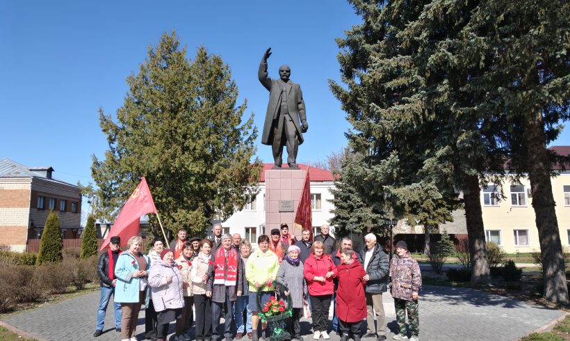 У памятника Ильича