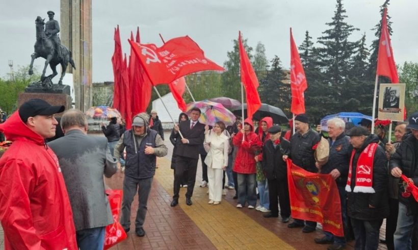 В Калуге отметили День Победы под Красными Знаменами В Калуге отметили День Победы под Красными Знаменами