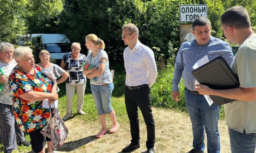 От разбитых дорог до защиты прав жителей: с чем люди приходят на встречи с депутатом Госдумы От разбитых дорог до защиты прав жителей: с чем люди приходят на встречи с депутатом Госдумы